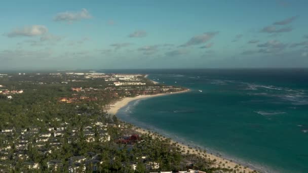 Flygdrönare zooma in av kustlinjen ocean strand under molnig himmel — Stockvideo