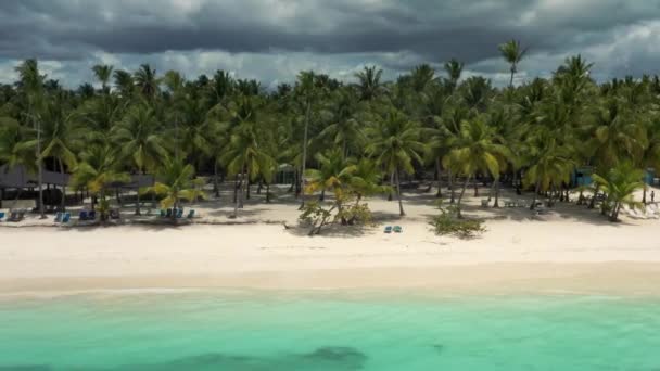 Drohnenblick über den thailändischen Strand unter wolkengrauem Himmel — Stockvideo