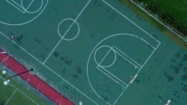 Sabahları tek başına basketbol sahasında bir adamın drone görüntüsünü büyüt.