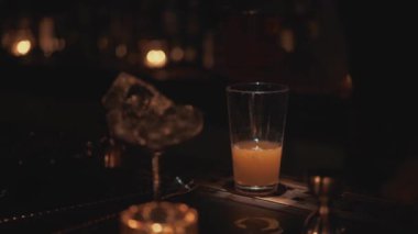 Bangkok, Tayland 'da bir barda kokteyl hazırlayan bir barmenin yakın plan çekimi. Büyük bir şehrin gece hayatı.