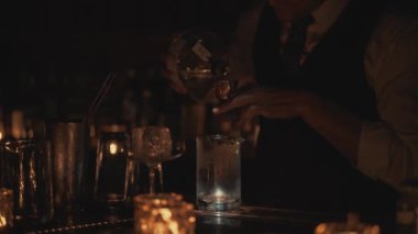 Bangkok, Tayland 'da bir barda kokteyl hazırlayan bir barmenin gerçek zamanlı resmi..