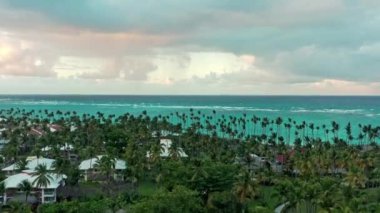 Güneşli bir günde Tayland plajı üzerinde insansız hava aracı görüntüsü