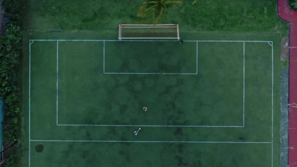 Dron top shot dvou lidí hraje fotbal, trest kopy — Stock video