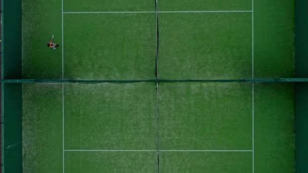 Tenis kortlarının üzerinde oyuncularla uçan bir İHA. — Stok video