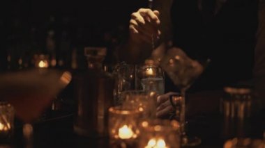 Gerçek zamanlı bir barmen kokteyl malzemelerini karıştırıyor. Bir barmen Bangkok, Tayland 'da bir barda kokteyl hazırlıyor..