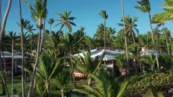 Drone aéreo zoom sobre a praia tailandesa durante o dia ensolarado — Vídeo de Stock