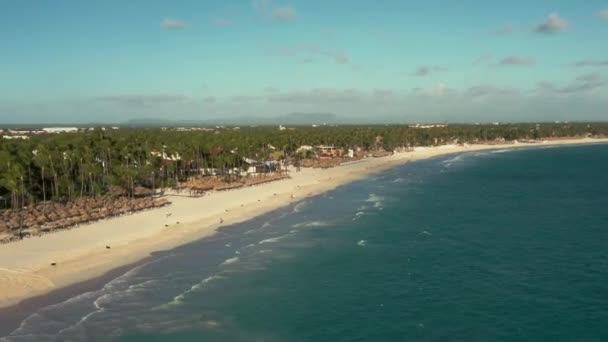 Luchtfoto drone pan shot van kustlijn oceaan kust onder bewolkte hemel — Stockvideo