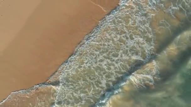 Drone zoom out lövés felső kilátás óceánra hullámok és homokos strand — Stock videók