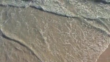 Okyanus yüzeyine yakın çekim, su ve kum