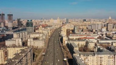 Parlak gökyüzü altında geniş Moskova şehir yolu üzerinde hava aracı görüntüsü