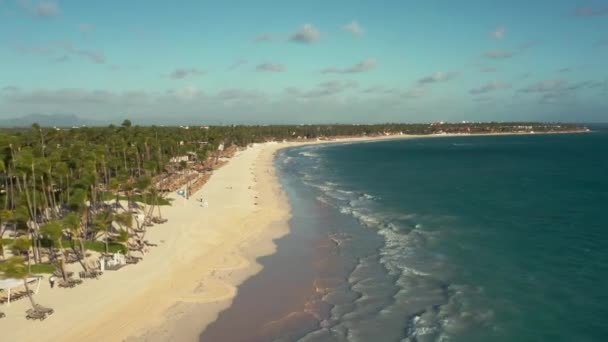 Légi drón közelít a partvonal óceán partján a felhős ég alatt — Stock videók