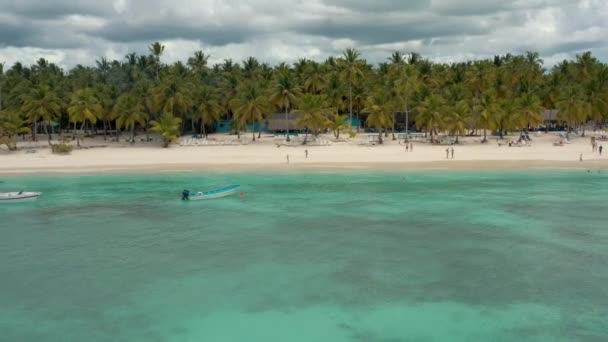 Drohnenblick über den thailändischen Strand bei sonnigem Wetter — Stockvideo