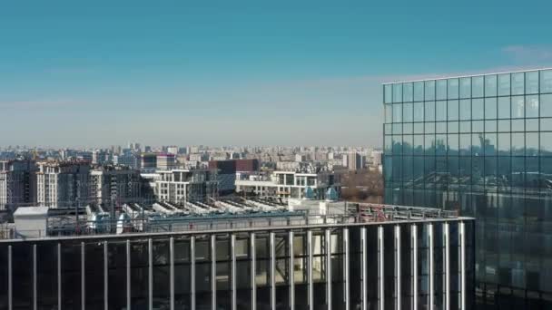Şehir merkezinin hava aracı görüntüsü yakınlaştır ve park et — Stok video