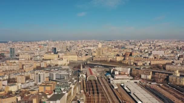 Drone plano panorámico de la ciudad de Moscú con vista a una estación de tren — Vídeos de Stock