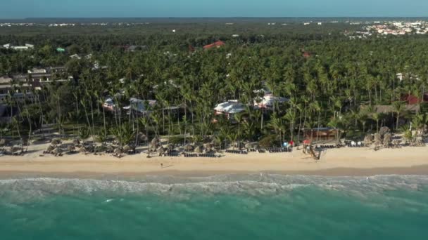 Luchtfoto drone view zoom in thai strand tijdens zonnige dag — Stockvideo