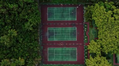 İnsansız hava aracı, oyuncularla tenis kortlarının üzerinde uçarken en iyi görüntüyü büyütür