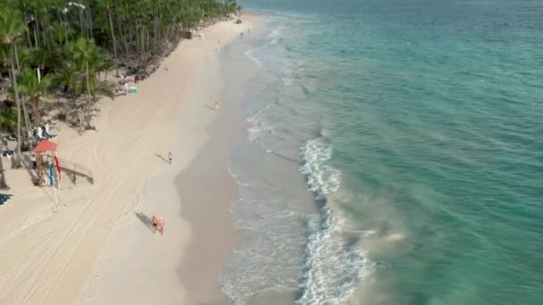 Lucht drone kantelen uitzicht vliegen over thai strand tijdens zonnige dag — Stockvideo