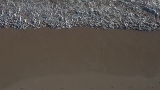 Close-up top shot de superfície do oceano, água e areia — Vídeo de Stock