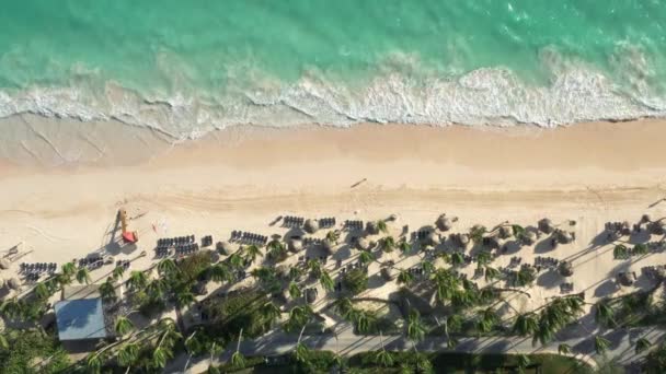 Drone top shot θέα Thai παραλία κατά τη διάρκεια της ηλιόλουστης ημέρας — Αρχείο Βίντεο