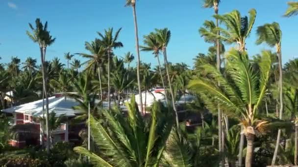 Drone aérea pan tiro sobre a praia tailandesa durante o dia ensolarado — Vídeo de Stock