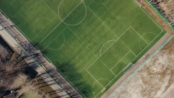 Dron top shot létání nad fotbalovým hřištěm bez hráčů — Stock video