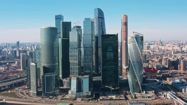 Ampliar la toma aérea de drones de los rascacielos de la ciudad de Moscú en un día — Vídeo de stock