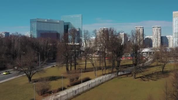 Vista aérea del avión no tripulado zoom en el centro de la ciudad y el parque — Vídeo de stock