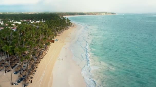 Vista aérea del dron volar sobre la playa tailandesa durante el día soleado — Vídeos de Stock