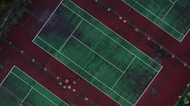 Drone zooma ut top shot flyger över tennisbanor med människor — Stockvideo