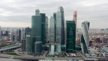 MOSCOW, RUSSIA - 10 Haziran 2019: Bulutlu gökyüzünün altındaki Moskova şehir panoramasının insansız hava aracı görüntüsüne yakınlaş