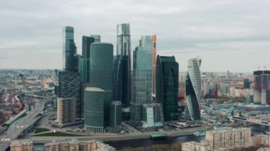 MOSCOW, RUSSIA - 10 Haziran 2019: Bulutlu gökdelenlerin altındaki Moskova şehrinin insansız hava aracı görüntüleri