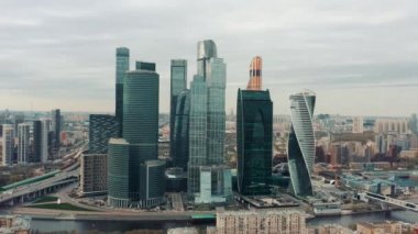 MOSCOW, RUSSIA - 10 Haziran 2019: Bulutlu gökdelenlerin altındaki Moskova şehrinin insansız hava aracı görüntüleri