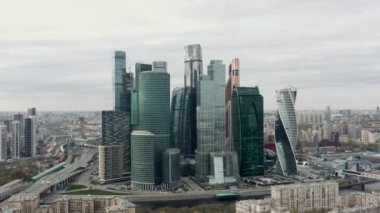MOSCOW, RUSSIA - 10 Haziran 2019: İHA bulutlu gökdelenlerin altındaki Moskova şehir gökdelenlerinden uzaklaşır