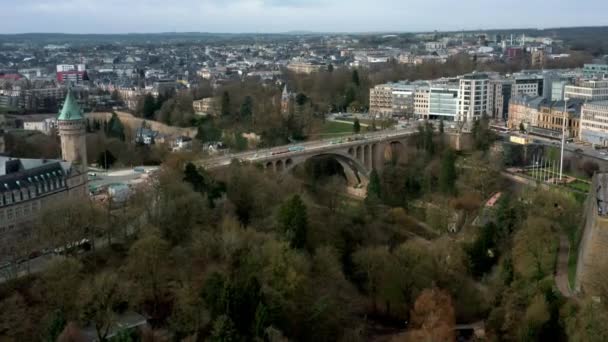 LUSSEMBURGO, LUSSEMBURGO - 10 FEBBRAIO 2020: Zoom nel drone del centro di Lussemburgo sotto il cielo nuvoloso — Video Stock