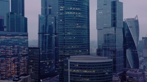 MOSCÚ, RUSIA - 10 de junio de 2019: Vista panorámica de los rascacielos de la ciudad de Moscú bajo el cielo violeta por la noche — Vídeo de stock