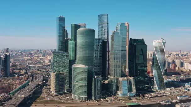 MOSKVA, RUSKO - 10. června 2019: Přiblížení záběru bezpilotních letounů Moskevského mezinárodního obchodního centra, tzv. moskevského města — Stock video