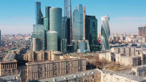 MOSCÚ, RUSIA - 10 DE JUNIO DE 2019: Tilt up drone shot of Moscow city rascacielos por la mañana — Vídeo de stock