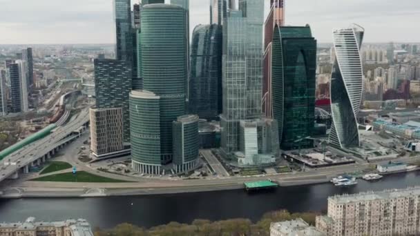 MOSKVA, RUSKO - 10. června 2019: Letecký výstřel z moskevských mrakodrapů pod zataženou oblohou — Stock video