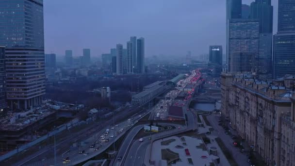 MOSCOW, RUSSIE - JUNI 10, 2019: Drone luchtfoto vliegen boven Moskou centrum onder mistige violette hemel — Stockvideo
