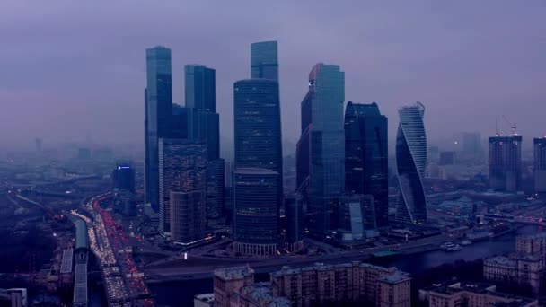 MOSCÚ, RUSIA - 10 DE JUNIO DE 2019: Tilt up drone shot of Moscow city rascacielos en la noche — Vídeo de stock