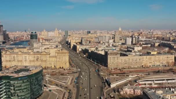MOSCOW, RUSSIA - 10 ΙΟΥΝΙΟΥ 2019: Αεροσκάφος πάνω από μεγάλο δρόμο της Μόσχας κάτω από φωτεινό ουρανό — Αρχείο Βίντεο