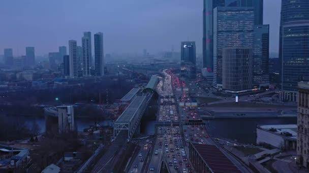 MOSCÚ, RUSIA - 10 DE JUNIO DE 2019: Aerial shot zoom in flying in Moscow city centre in rush hours — Vídeos de Stock