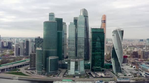 Μόσχα, Ρωσία - 10 Ιουνίου 2019: Zoom in drone shot of Moscow city panorama under cloudy sky — Αρχείο Βίντεο