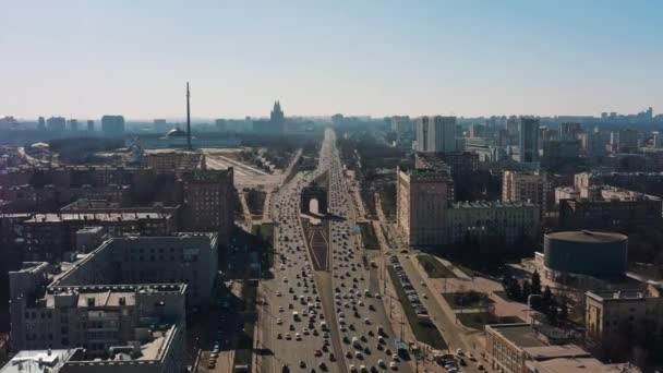 MOSCÚ, RUSIA - 10 DE JUNIO DE 2019: Lanzamiento aéreo de aviones no tripulados sobre la gran carretera de la ciudad de Moscú bajo un cielo brillante — Vídeos de Stock