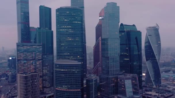 MOSCÚ, RUSIA - 10 DE JUNIO DE 2019: Ampliar la imagen de los rascacielos de la ciudad de Moscú bajo el cielo de niebla violeta — Vídeo de stock