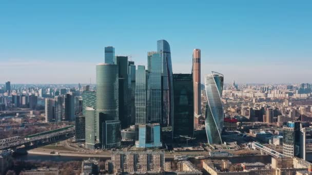 MOSCOW, RUSSIA - JUNI 10, 2019: Zoom ind drone pan shot af Moskva city skyskrabere om morgenen – Stock-video