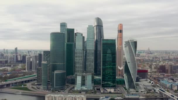 MOSCOW, RUSSIA - JUNE 10, 2019: Aerial pan shot of Moscow city skyscrapers under cloudy sky — Stock Video