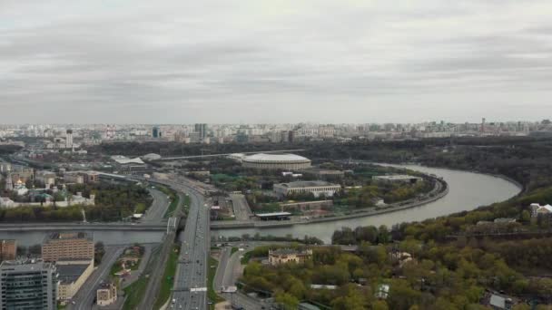 MOSCOU, RUSSIE - 10 JUIN 2019 : Zoom sur un drone survolant le stade Luzhniki sous un ciel gris — Video
