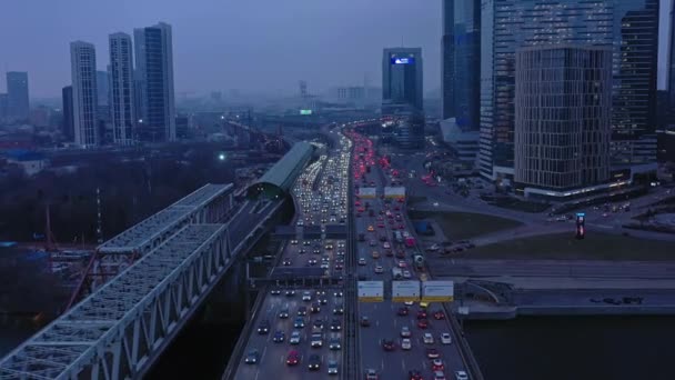 MOSCÚ, RUSIA - 10 DE JUNIO DE 2019: Zumo de tiro aéreo de drones en vuelo sobre las carreteras de Moscú en horas punta — Vídeos de Stock