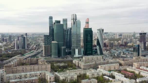 MOSCOW, RUSSIA - CZERWIEC 10, 2019: Przechyl ujęcie drona moskiewskiego obszaru miasta pod zachmurzonym niebem — Wideo stockowe